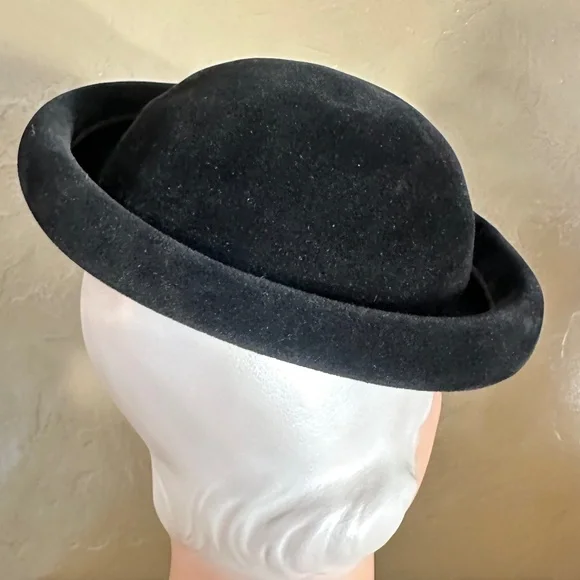 STYLISH 1940's BLACK FELT HAT WITH PEARL & BEAD TRIM